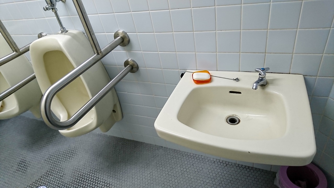 5月31日 日 集会所トイレ洗面台の水道蛇口ハンドルをレバータイプに取り替えました 朝倉台自治会
